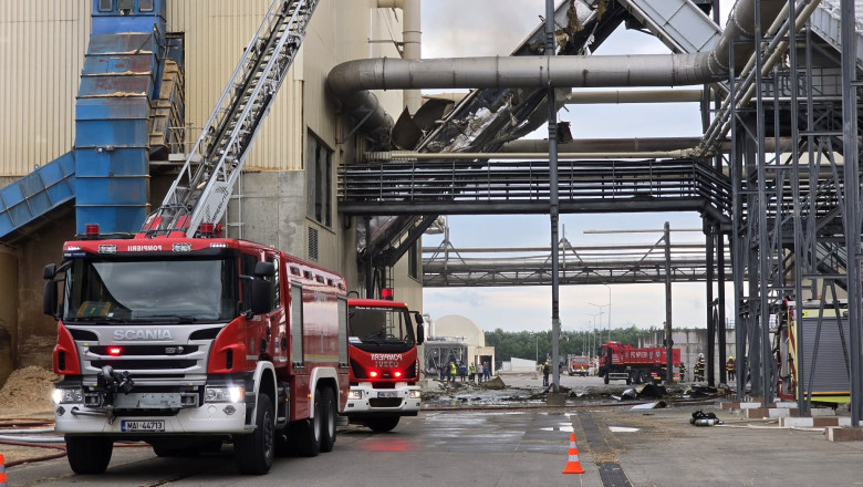 Incendiu în hală de lemn din Brașov, nouă explozie în intervenție