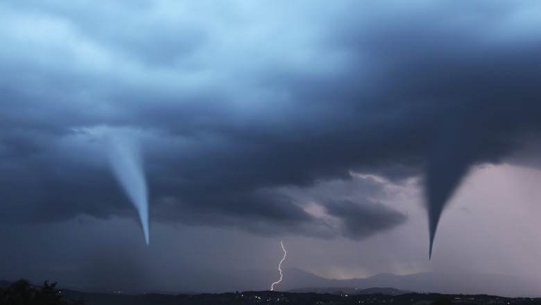 Tornadă în China: o mașină este ridicată și răsturnată pe autostradă