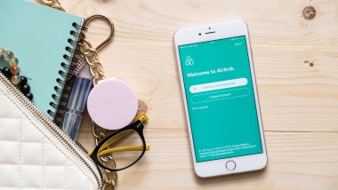 Românii care închiriază pe Airbnb și Booking, atenționați de ANAF: obligații fiscale și amenzi pentru venituri nedeclarate