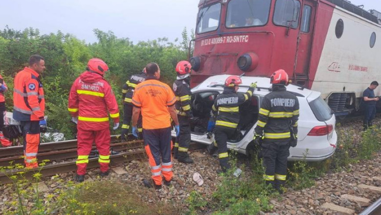 Tragedie în Iași: două persoane au murit la trecerea de cale ferată, trenul lovește mașina