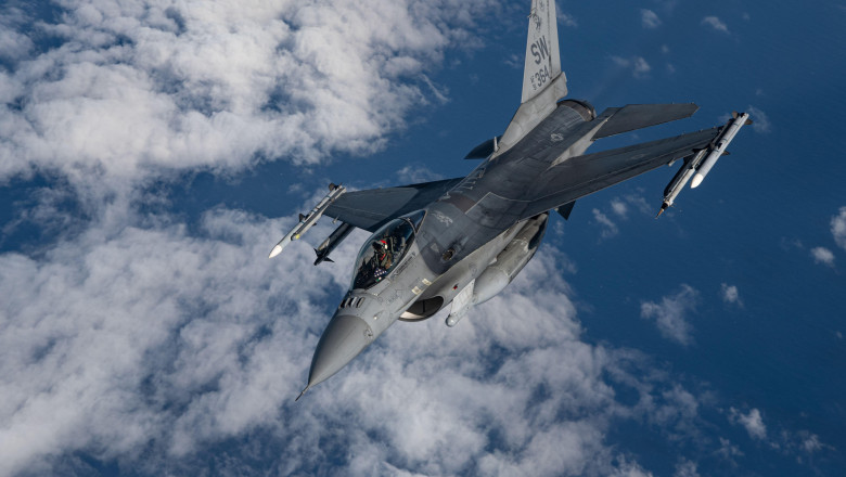 Premieră: Ucraina doboră avion rus cu F-16, dezvăluie general american