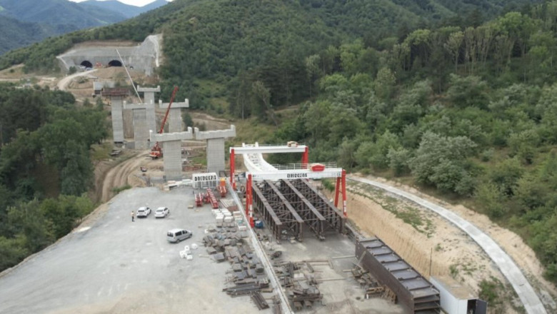 Montajul uriașului tablier metalic la viaductul Sibiu-Pitești