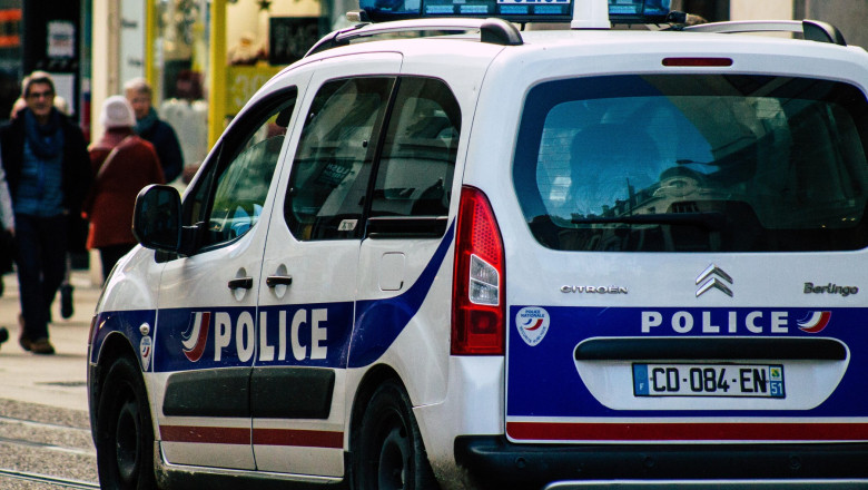 Zeci de elevi români din excursie în Franța prădați de hoți