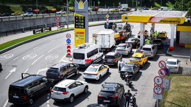 Cazaci, trimiși să păstreze ordinea la benzinăriile aglomerate din stațiunea rusă de la Marea Neagră, din cauza lipsei de carburanți