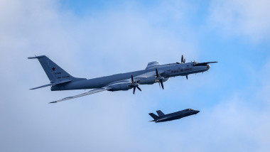 Avion rusesc interceptat după manevră „periculoasă” lângă portavion britanic