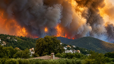 Pompierii români luptă împotriva incendiilor devastatoare din Franța