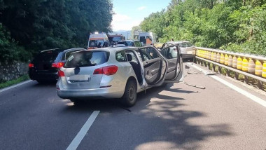 Accident pe contrasens în Vâlcea: patru răniți, doi minori printre victime