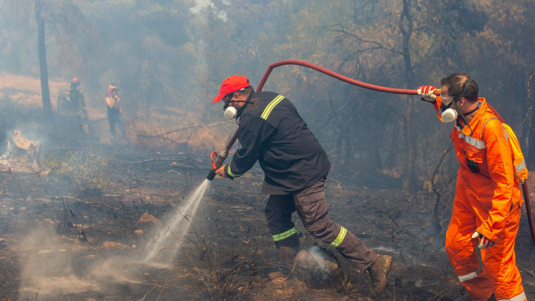 Incendii grecești: 10.000 evacuate, 3 pompieri morți, alertă pentru români