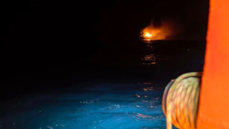 Primele imagini de la nava lovită și incendiata în Marea Neagră
