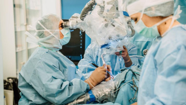 Tumora cerebrală îndepărtată complet la pacient treaz, cu chirurgie ghidată.