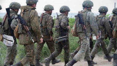 Ucraina trimite soldați zeci de km pe jos până la front pentru a opri Rusia