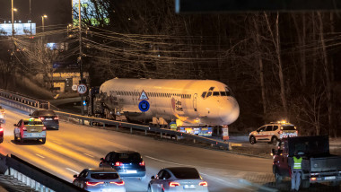 Avion dezafectat blocat într-o intersecție din Cluj-Napoca