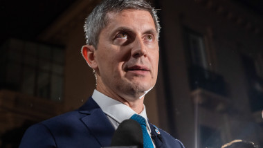 Dan Barna, după audierile la DNA: „Cumpăra 100 de tancuri e similar cu acuzațiile din dosarul vaccinurilor” Dan Barna, audiat la DNA în dosarul vaccinurilor: O acuzație similară cu cumpărarea a 100 de tancuri Dan Barna, după audierile la DNA în dosarul vaccinurilor: O acuzație fără sens, ca și cum ai cumpăra 100 de tancuri Dan Barna, la DNA, compară acuzațiile din dosarul vaccinurilor cu cumpărarea a 100 de tancuri