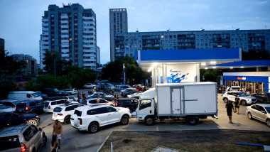Profesori în Rusia, trimiși să supravegheze cozile la benzinării în criza carburanților