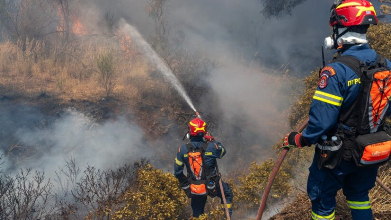 Paros: 10 localități evacuate, 100 de pompieri luptă cu flăcările