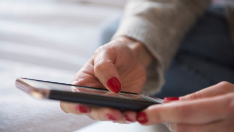 Folosirea excesivă a telefonului poate afecta mâinile și degetele. Cum pot fi prevenite artrita și…