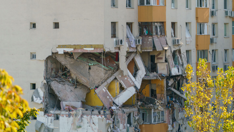 Cum arată apartamentele din blocul distrus de explozia din Rahova. Primele imagini filmate din dronă