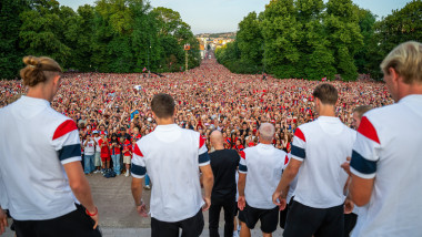 Norvegieni primiți ca eroi la Oslo: 90.000 de fani și prințul moștenitor la tobă
