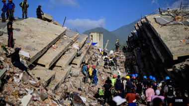 Bărbat găsit viu sub dărâmături la 8 zile de la cutremurele din Venezuela