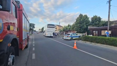 Autocar lovește autospecială: polițiști răniți în localitatea 2 Mai