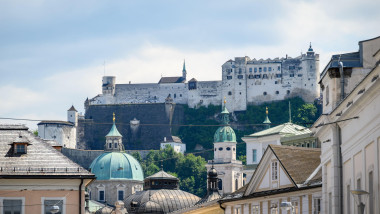 Turiștii nu mai pot intra cu mașina în centrul vechi al unui oraș european pe timpul verii: amenzi usturătoare pentru șoferi