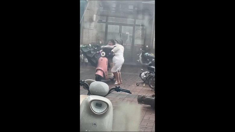 Evacuări masive după ce taifunul Noul a lovit China și Hong Kong. Rafalele de peste 160 km/h au dus la…
