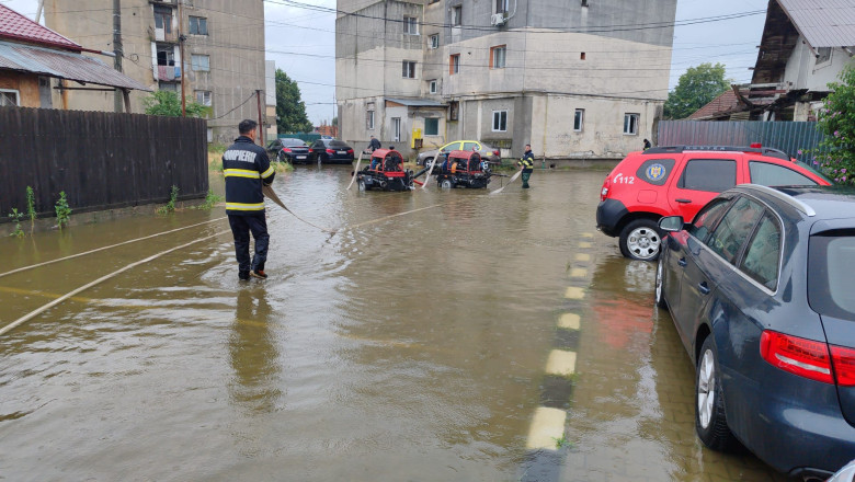 Capitala și cinci județe, afectate de ploi: peste 100 de case inundate, mai multe persoane evacuate în…