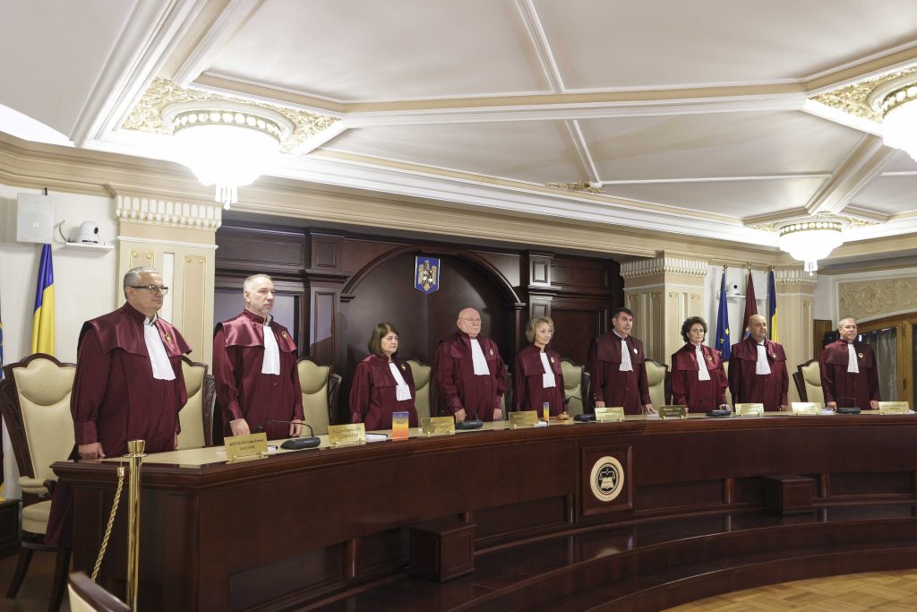 Poate preşedintele să tergiverseze la nesfârşit desemnarea unui premier? Cât de posibil este scenariul sesizării Curții Constituționale