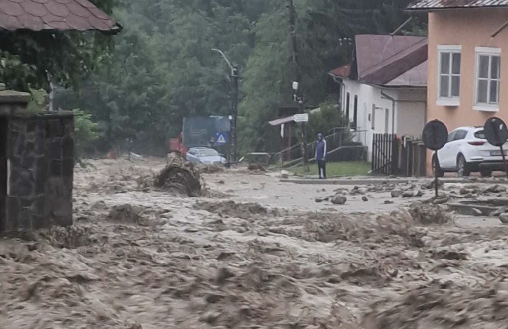 Viitură puternică în Buşteni: mașini luate de apă și trafic blocat pe DN 1 / Rupere de nori și în București și Ilfov, a fost emis cod roșu de vijelie