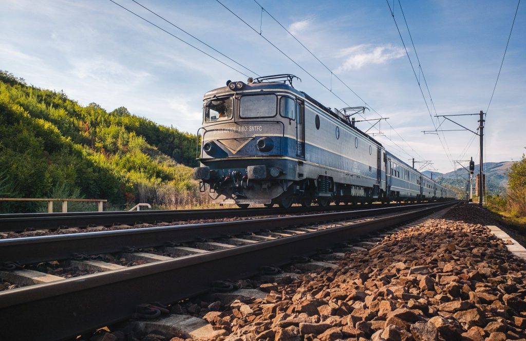 Trenul Budapesta – Bucureşti Nord s-a oprit în câmp lângă Caracal, după ce locomotiva s-a stricat