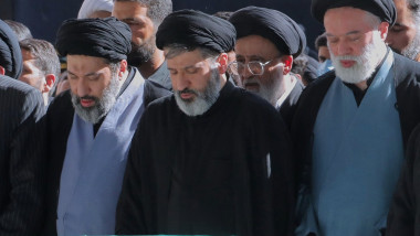 Funeralii în Iran: Fiii lui Khamenei, prezenți, dar un absent important