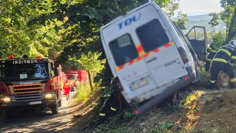 Microbuzul juniorilor Dinamo a intrat în copac în Argeș: un bărbat a
