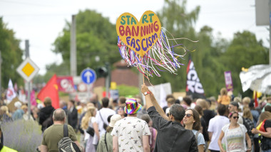 Zeci de mii de oameni protestează la Erfurt împotriva congresului AfD