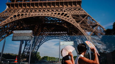 Caniculă: Turnul Eiffel și muzeele Luvru și Orsay se închid mai devreme. Alertă roșie în 37 de departamente din Franța.