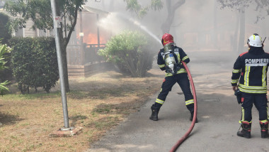 Pompierii români luptă incendiile în Franța: evacuează 150 de butelii GPL