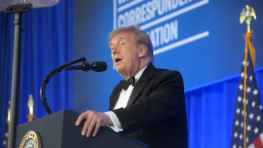Trump atacă jurnaliștii și îl ironizează pe Biden la dineul corespondenților: „Următoarea ediție ar putea…