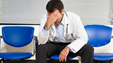 Medic chirurg, arestat la domiciliu pentru ultraj după agresarea unui jandarm
