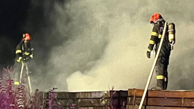 Incendiu puternic în Târgu Mureș: stive de traverse de cale ferată în flăcări lângă Gara