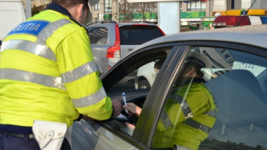 Fost polițist prins cu mită și-a îmbrăcat din nou uniforma pentru a stoarce bani de la șoferi prin amenzi