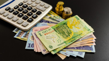 Scădere bruscă a salariului mediu net: 2,7% în mai. Adrian Negrescu: salariile nu țin pasul cu inflația.