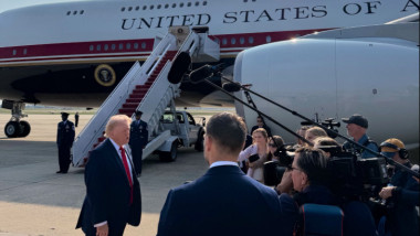 Imagini din Air Force One: cărți false și controverse după zborul lui Trump