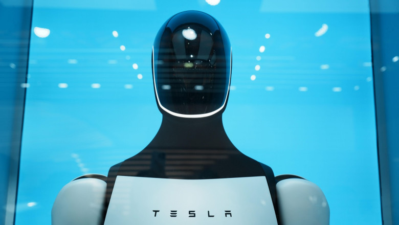 Androidul lui Musk: construit de Tesla, antrenat de oameni și angajați