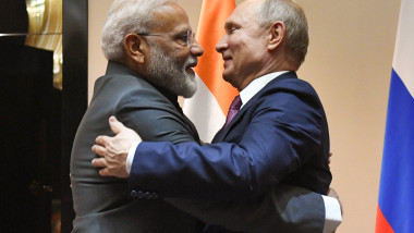 Rusia cere ajutor Indiei: Putin îi cere lui Modi să vândă benzină.