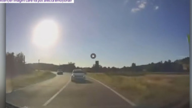 Șoferiță provoacă accident grav după ce intră pe contrasens într-o curbă