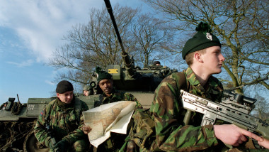 Marea Britanie se luptă să finanţeze creşterea cheltuielilor militare cu 15 mld lire