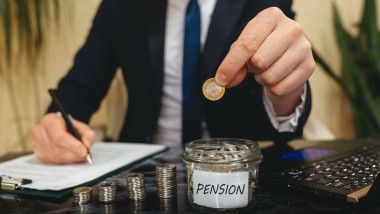 Pilonul II: Românii primesc 7.000 de lei după demiterea lui Bolojan