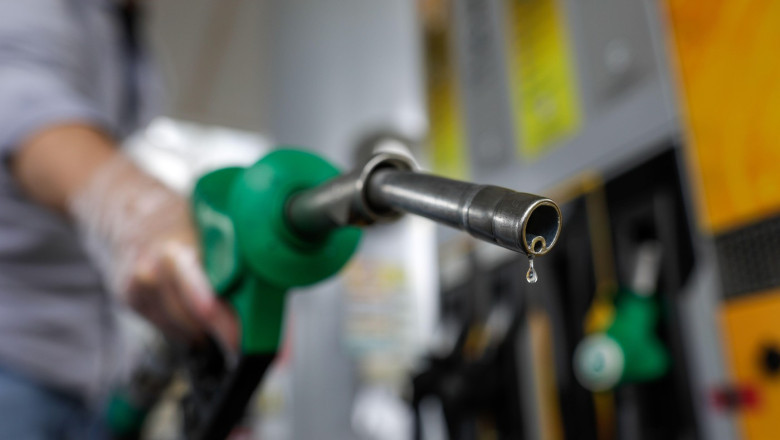 La ce preț al carburantului și-ar lăsa românii mașinile acasă? Dumitru Chisăliță: „Creşterea preţului nu…