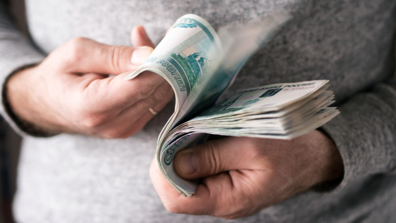 Rușii scot miliarde din bănci și revin la numerar. Un nou efect surprinzător al atacurilor Ucrainei cu…