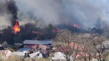 Guvernul aprobă ajutoare pentru familiile afectate de incendiul din Vrancea