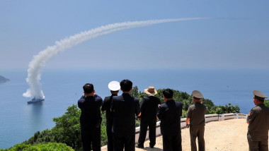 Coreea de Nord lansează rachetă de croazieră de pe navă de război; Kim Jong Un prezent